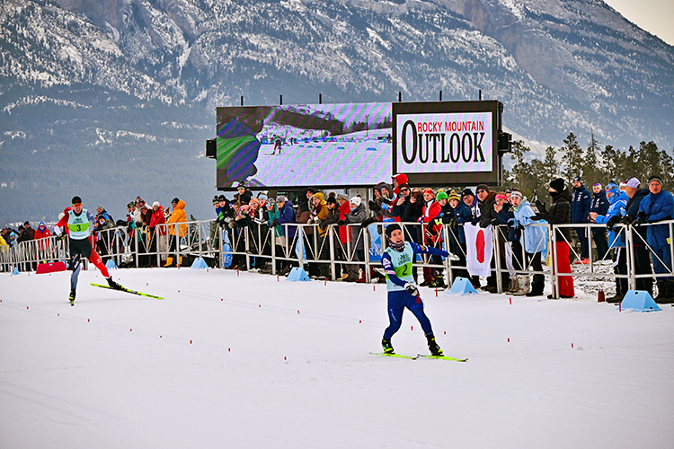 [写真]足を伸ばしてゴールする川除選手