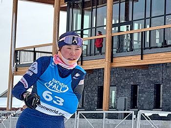 [写真]バイアスロンレース中の阿部友里香選手