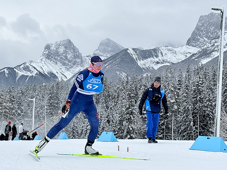 [写真]スプリント・パシュートで走る阿部選手