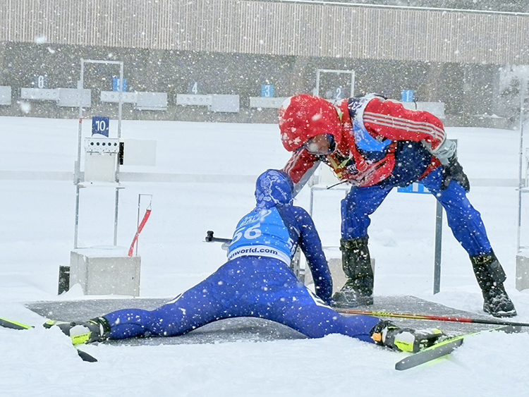 [写真]スプリント・パシュートで射撃に入る阿部選手