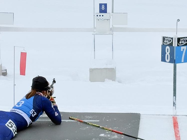 [写真]バイアスロンの射座で的を狙う阿部友里香選手