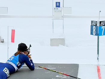 [写真]バイアスロンの射座で的を狙う阿部友里香選手