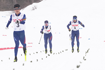 [写真]ゴール前の接戦