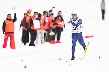 [写真]声援を受けて走る川除大輝選手