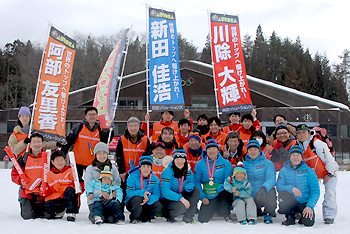 [写真]初日に駆け付けた応援団と記念撮影