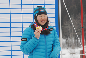 [写真]阿部選手、金メダルを手にしてにっこり！