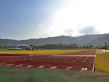 [写真]鴨川市陸上競技場の風景