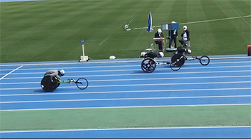 [写真]第32回日本パラ陸上競技選手権大会100mレースでゴールする馬場選手