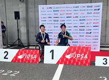 [写真]ジャパンパラ800ｍの表彰式の様子