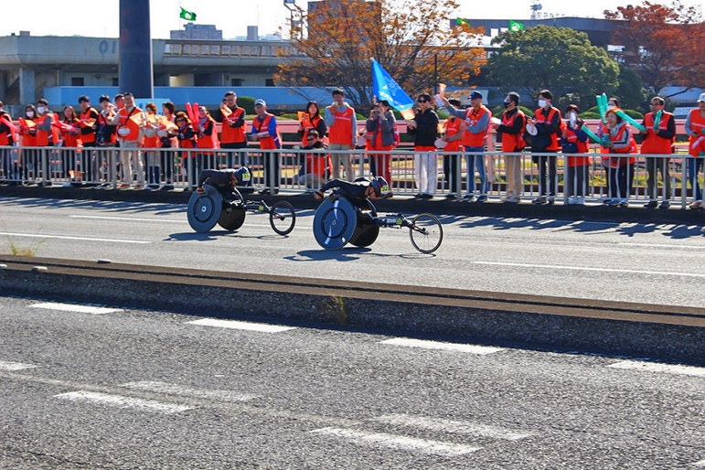 [写真]第42回大分国際車いすマラソンレース中の馬場選手