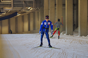 [写真]マイナス5℃のスキートンネルで滑る川除選手