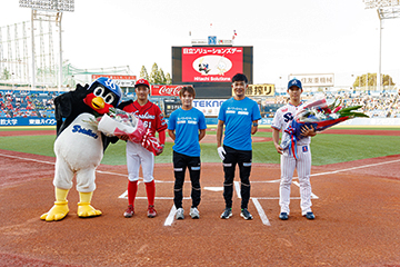 [写真]神宮球場でのヤクルトvs広島戦で新田選手と川除選手が花束贈呈