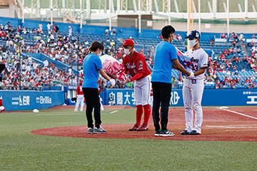 [写真]神宮球場でのヤクルトvs広島戦で新田選手と川除選手が花束贈呈