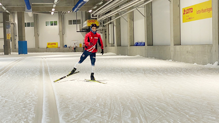 [写真]ドイツのスキーホールにて雪上トレーニング