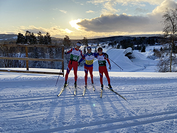 [写真]ノルウェーの太陽を背景に