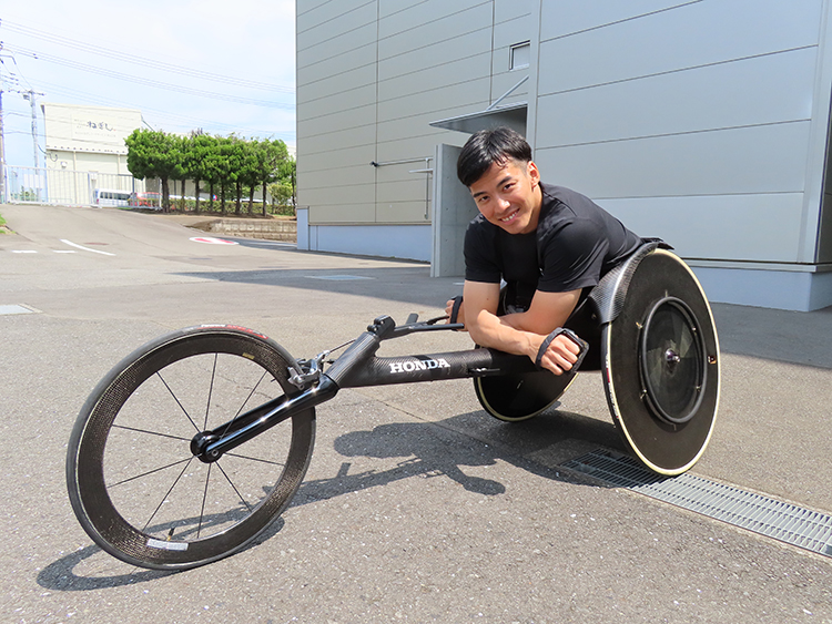 [写真]新しいレーサーに乗る岸澤選手