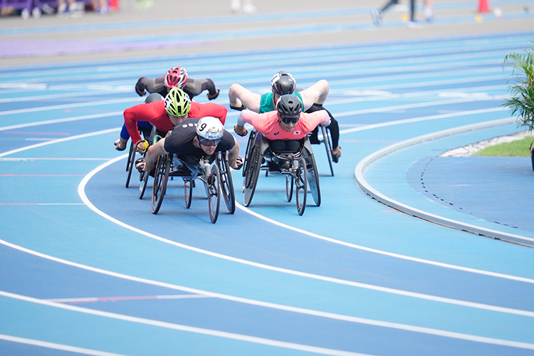 [写真]世界パラ陸上競技選手権のレースで走る岸澤選手