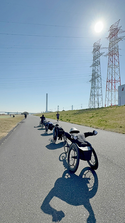 [写真]河川敷でのトレーニングの様子