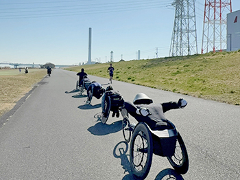 [写真]河川敷でのトレーニングの様子
