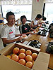 [写真]グレープフルーツを持つ久保恒造選手と太田渉子選手
