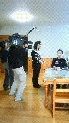 [写真]NHKの取材を受ける久保恒造