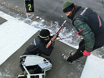 [写真]バイアスロンの射撃練習中の久保恒造選手