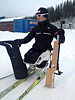 [写真]ライフルを持ちシットスキーに座る久保恒造選手