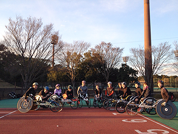 [写真]関東車椅子競走部のメンバーと