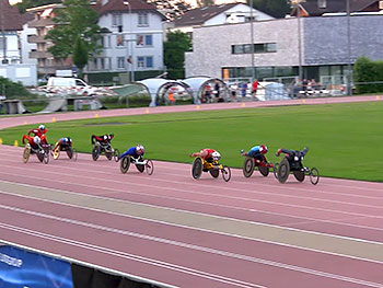 [写真]5000mレースのラストの直線での久保恒造選手