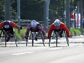 [写真]レース中の久保恒造