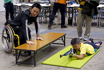 [写真]子どものバイアスロン射撃体験