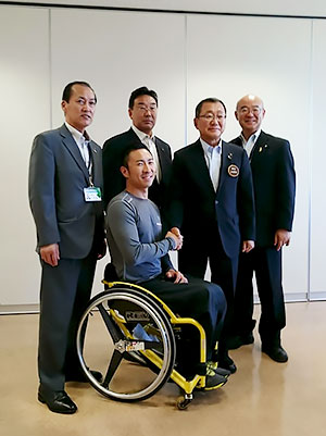 [写真]久保恒造と美幌町長と町議の皆さん