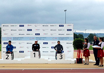 [写真]3位表彰台の久保恒造選手