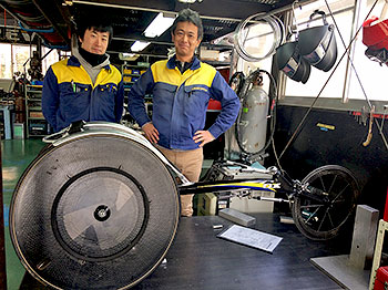 [写真]オーエックスエンジニアリングの小澤さん、古藤田さんと新しいレーサー