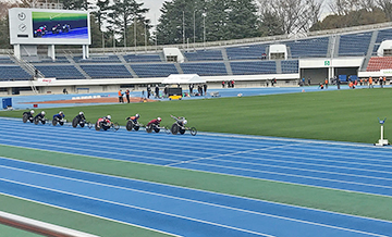 [写真]集団の先頭を走る久保選手