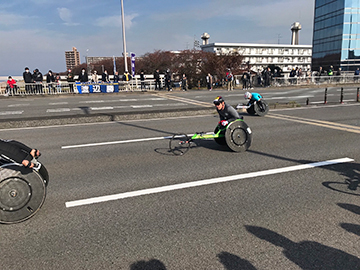 [写真]写真はスタート前に調整する馬場選手、弁天大橋にて