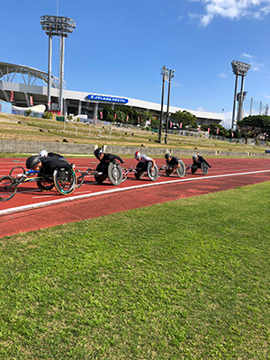 [写真]沖縄合宿での走り込み