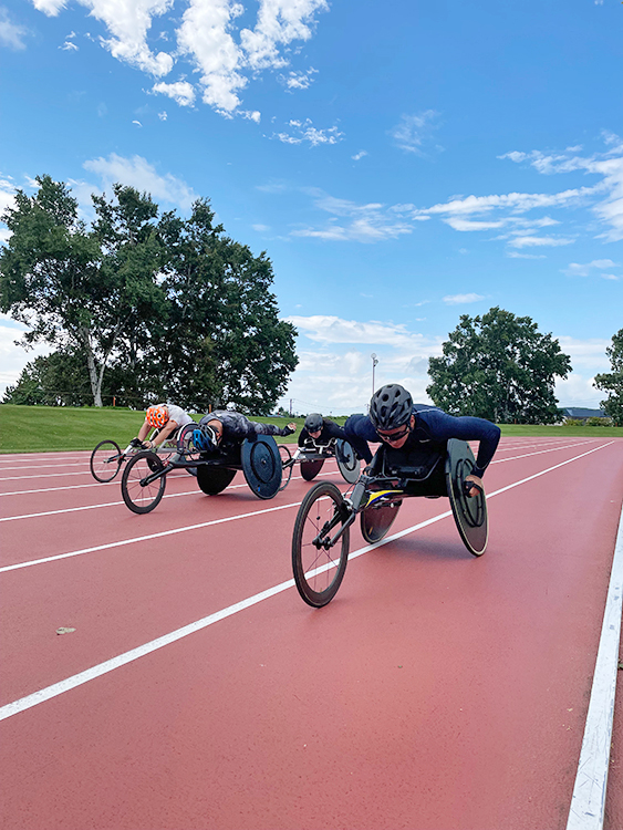 [写真]トラックで追い込みトレーニング