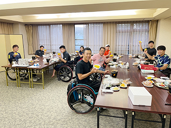 [写真]地元の美幌町長からの差し入れで、もぎたてトウモロコシ