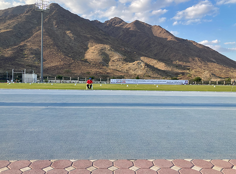 [写真]岩山に囲まれた陸上競技場