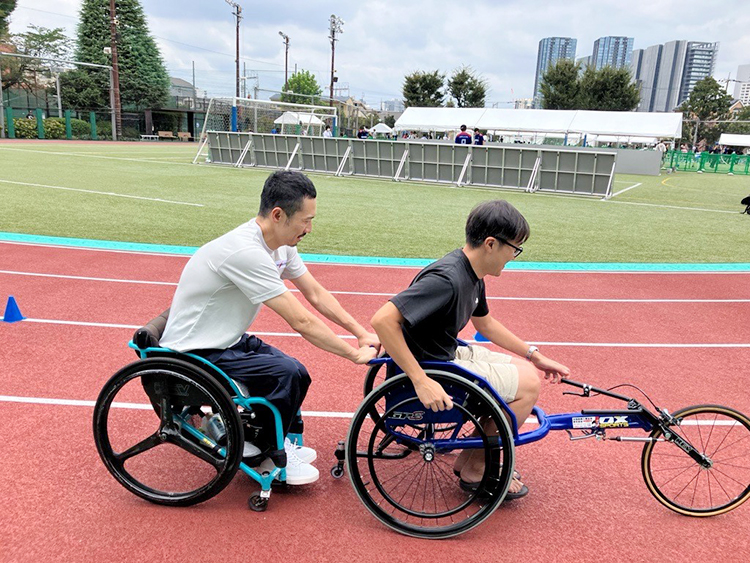[写真]車いす陸上のレーサーを体験していただきました