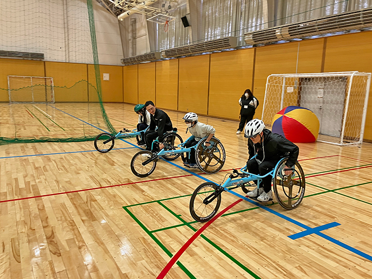 [写真]レーサーでの走り方を指導