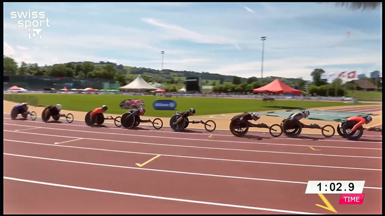 [写真]1500mレースの様子　後ろから3番目が岸澤選手