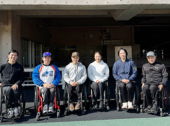 [写真]沖縄合宿に参加しているメンバーと一緒に