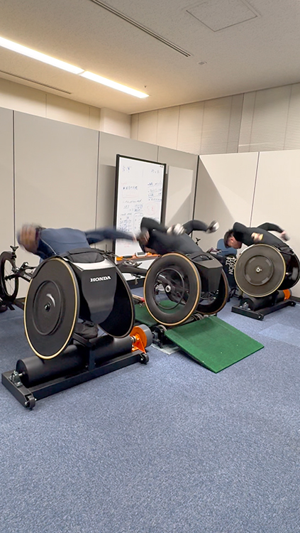 [写真]室内用ローラーでトレーニング