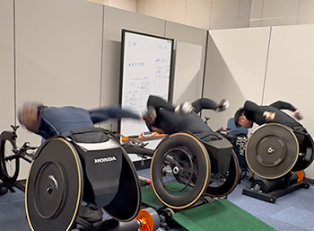 [写真]室内用ローラーでトレーニング