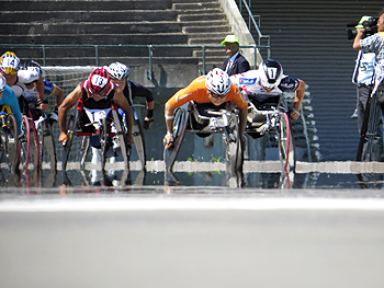 [写真]はまなす車いすマラソン大会2位の久保恒造。副島選手とローテーションをしながら洞ノ上選手を追う