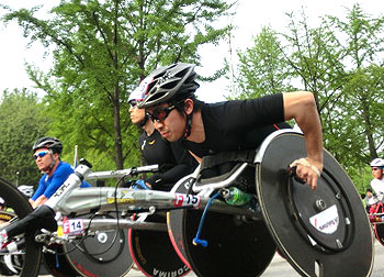 [写真]車いすマラソンスタート直前の久保恒造選手