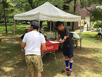 [写真]表彰式で賞状を受け取る新田佳浩選手