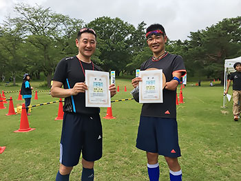 [写真]それぞれの賞状を持って立つ新田佳浩選手と長濱一年